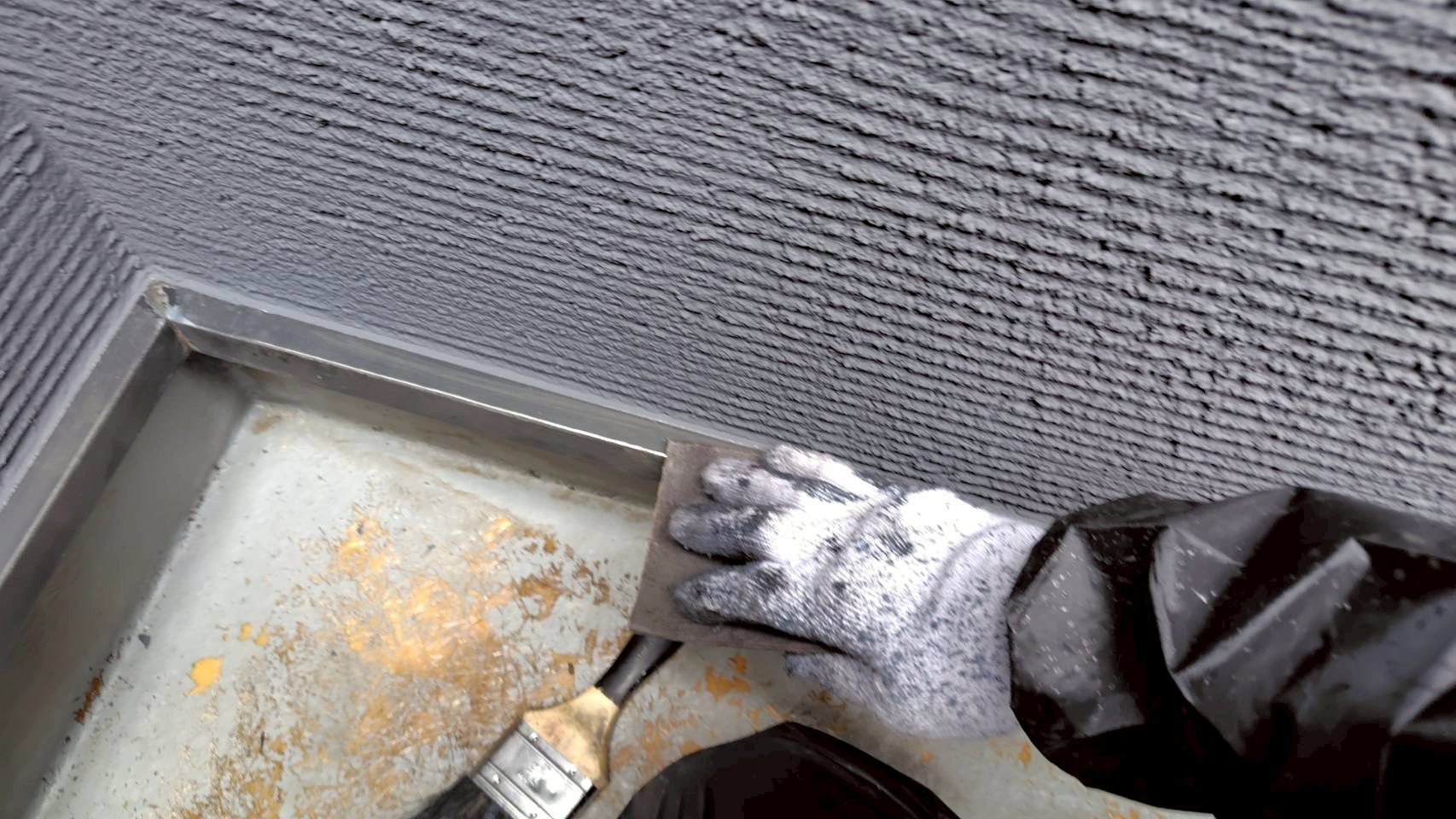 水切り材をケレン作業中